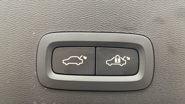 Volvo XC40 2.0 B3P Ultimate Dark 5dr Auto Petrol Estate